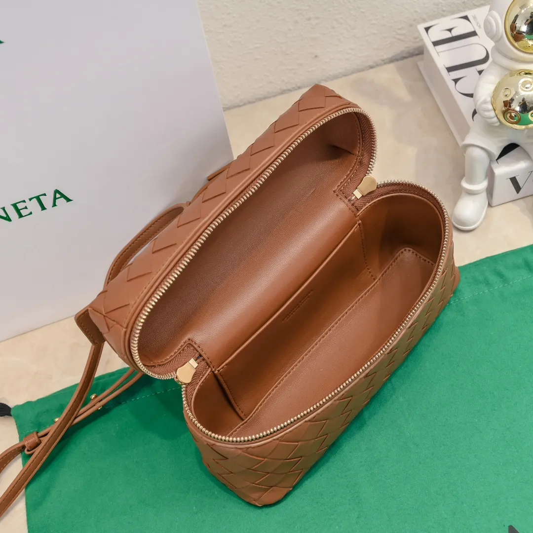 Batch 1360 Bottega Veneta 24 spring and summer woven zipper crossbody bag. A crossbody bag that can be used as a cosmetic bag. The exquisite weaving and compact body are an indispensable accessory for the upcoming summer. The double zipper also better protects the bag. It has a large capacity. If you like it, don’t miss it. Style number: 9109 Size: 22*12.5*5cm